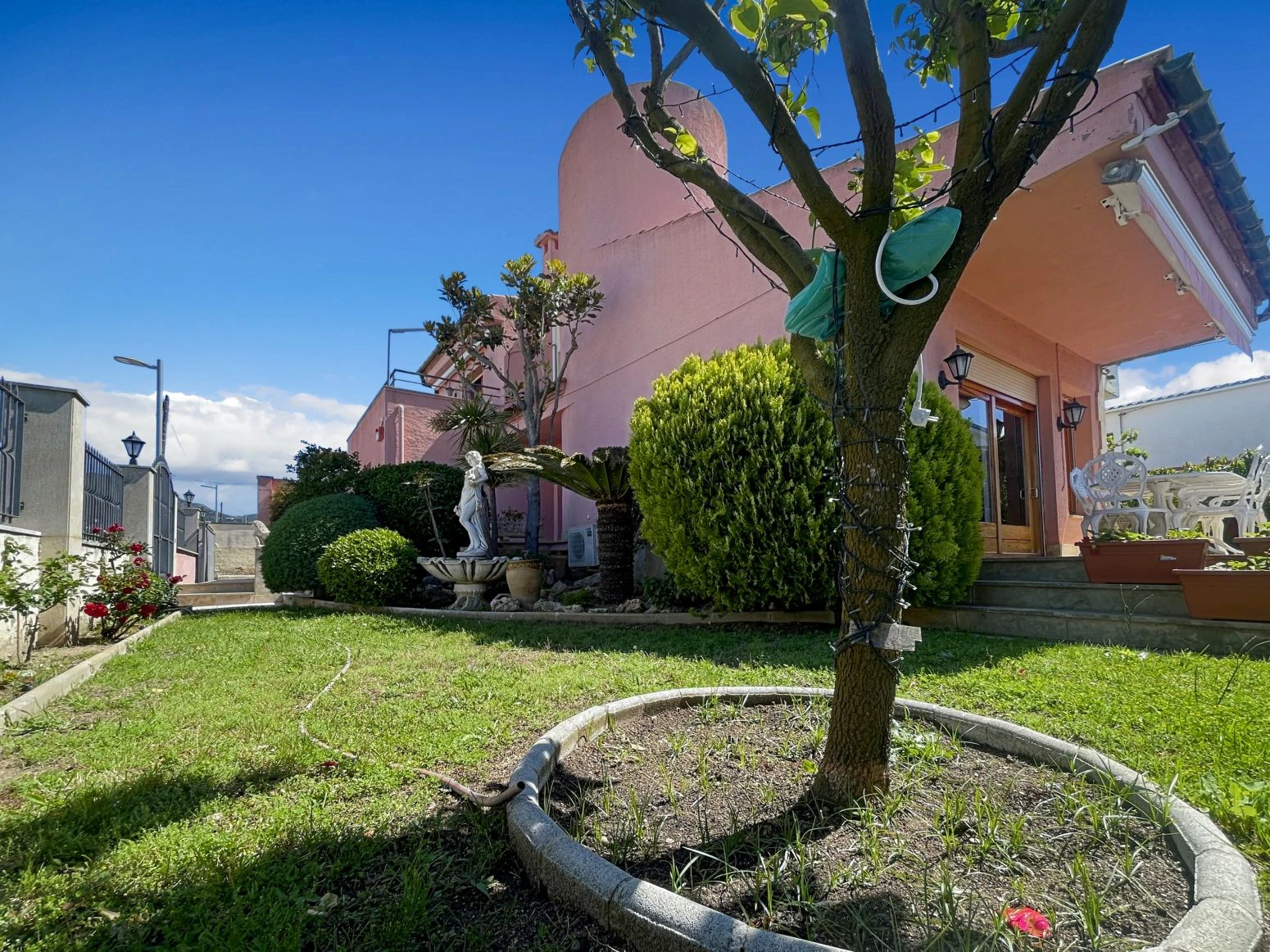 Villa de 4 habitaciones, ubicada en urbanización tranquila