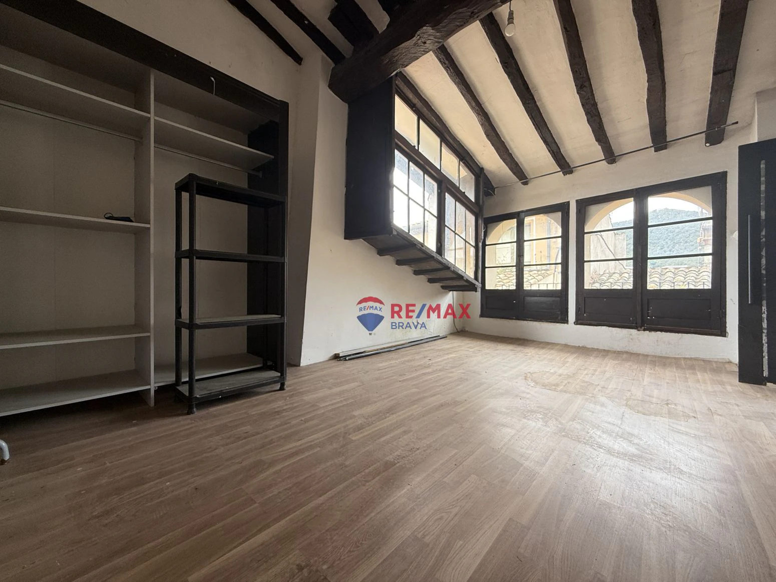 Oportunidad única en Besalú: edificio con local comercial