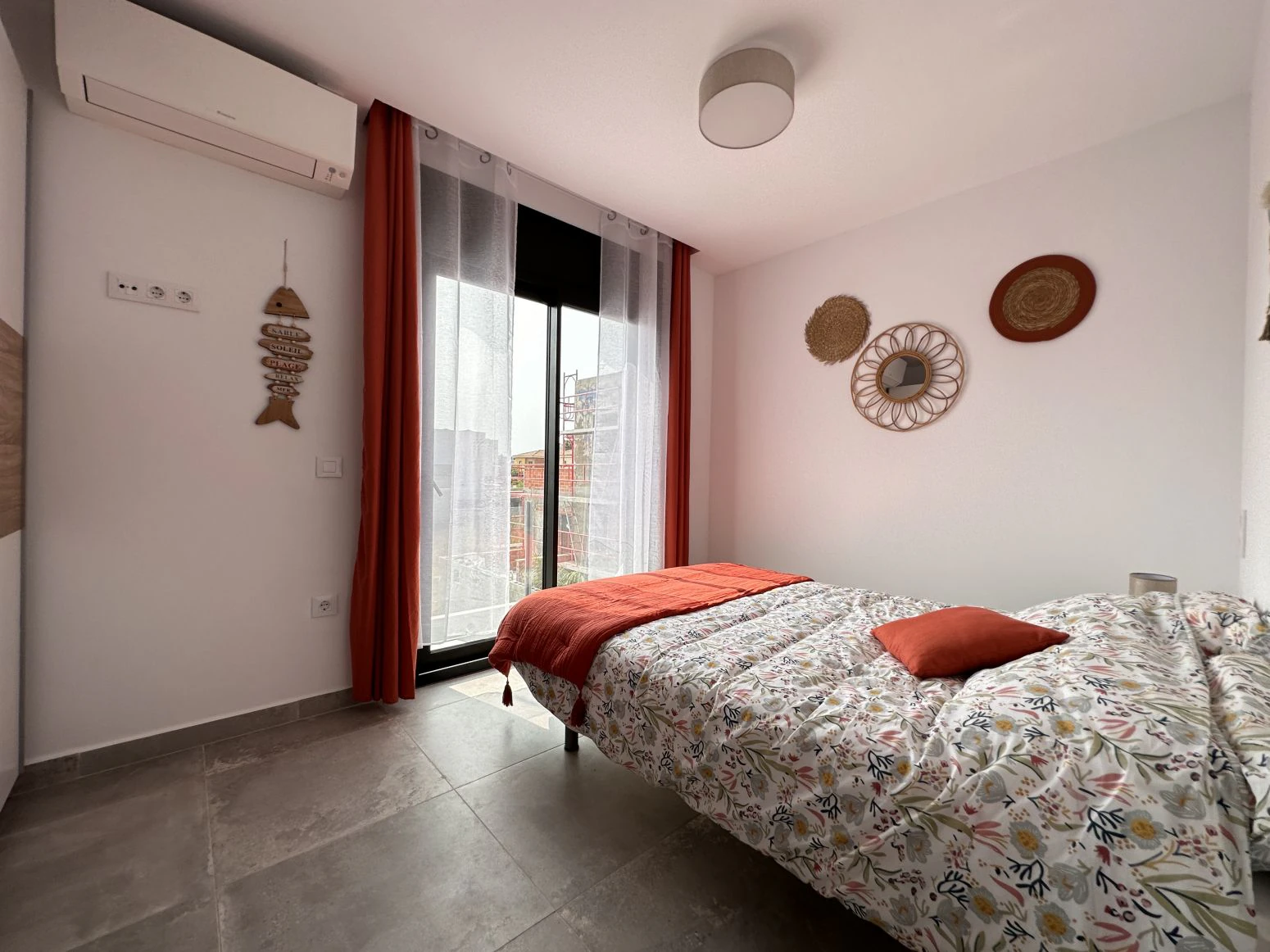 Bonita casa con piscina de obra nueva en sector Mestral de E