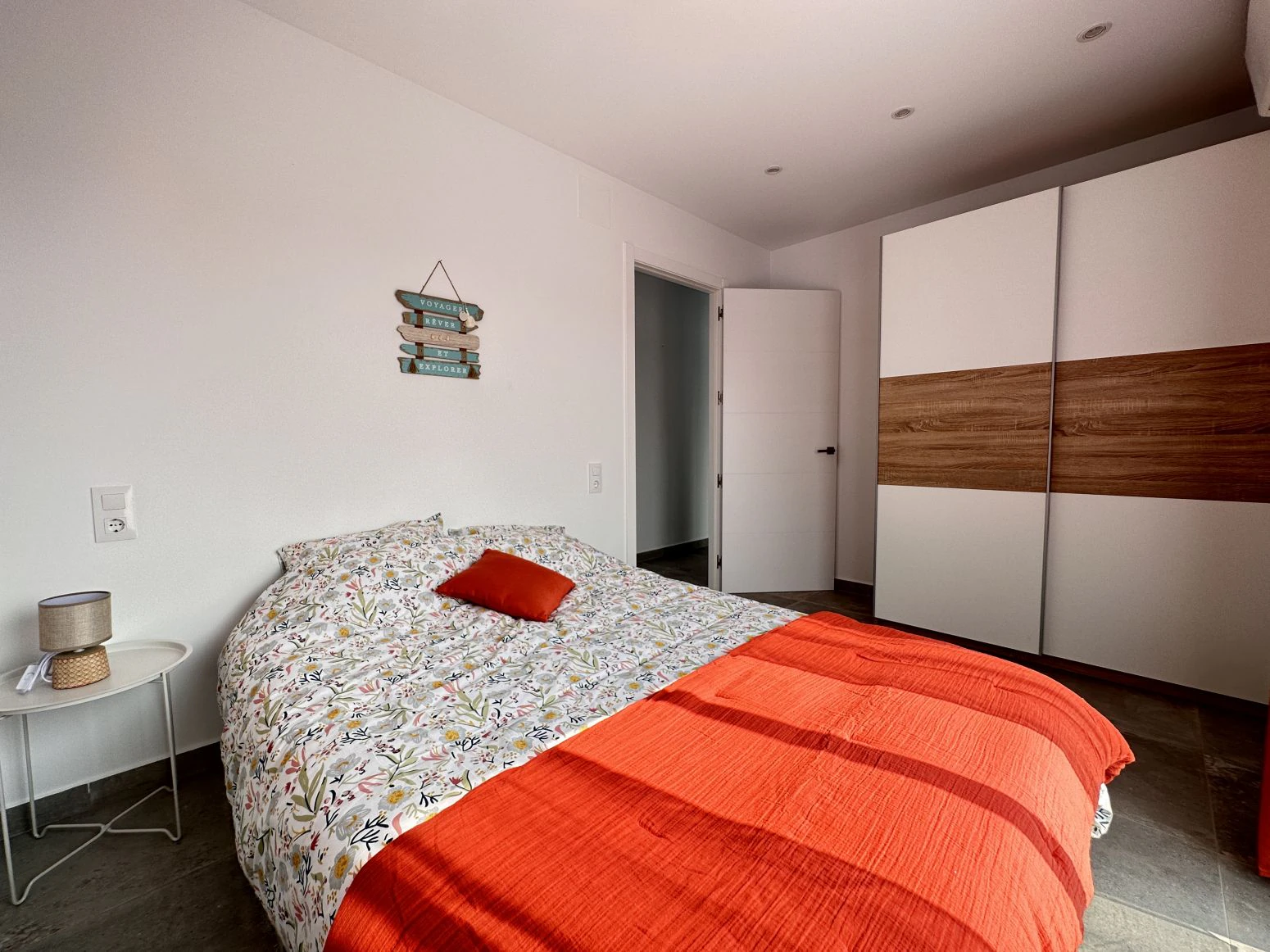 Bonita casa con piscina de obra nueva en sector Mestral de E