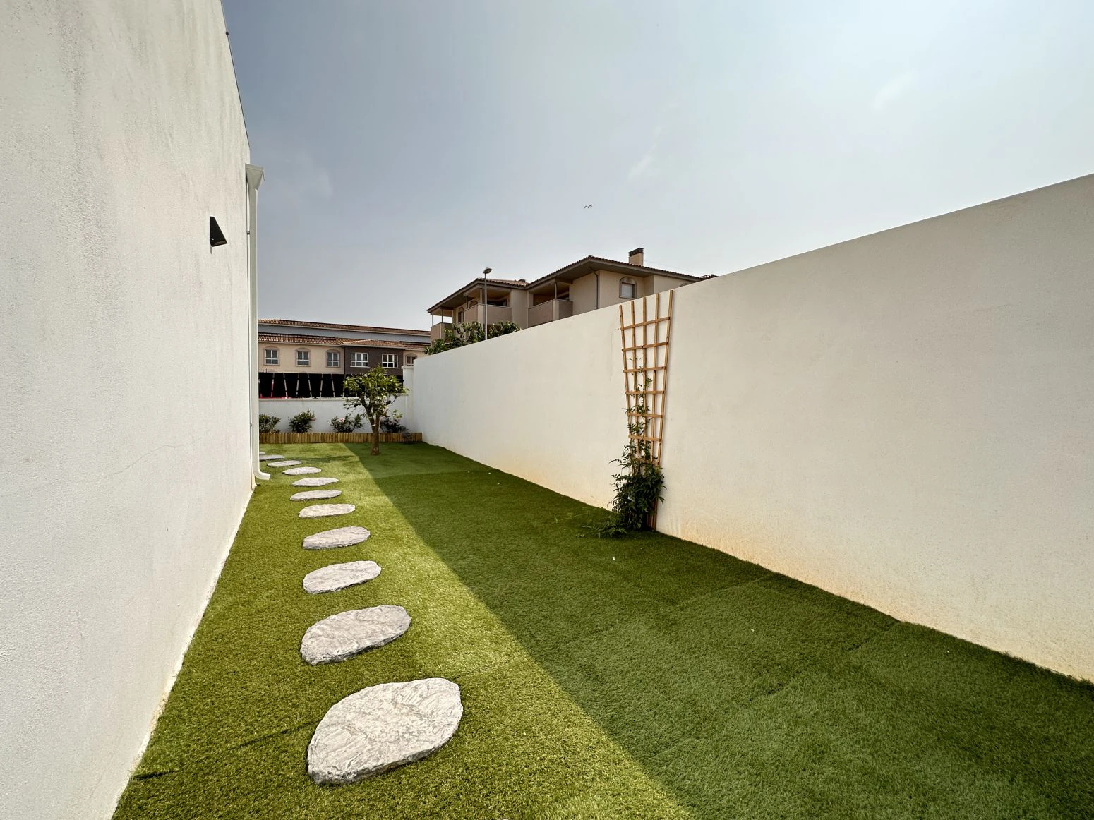Bonita casa con piscina de obra nueva en sector Mestral de E