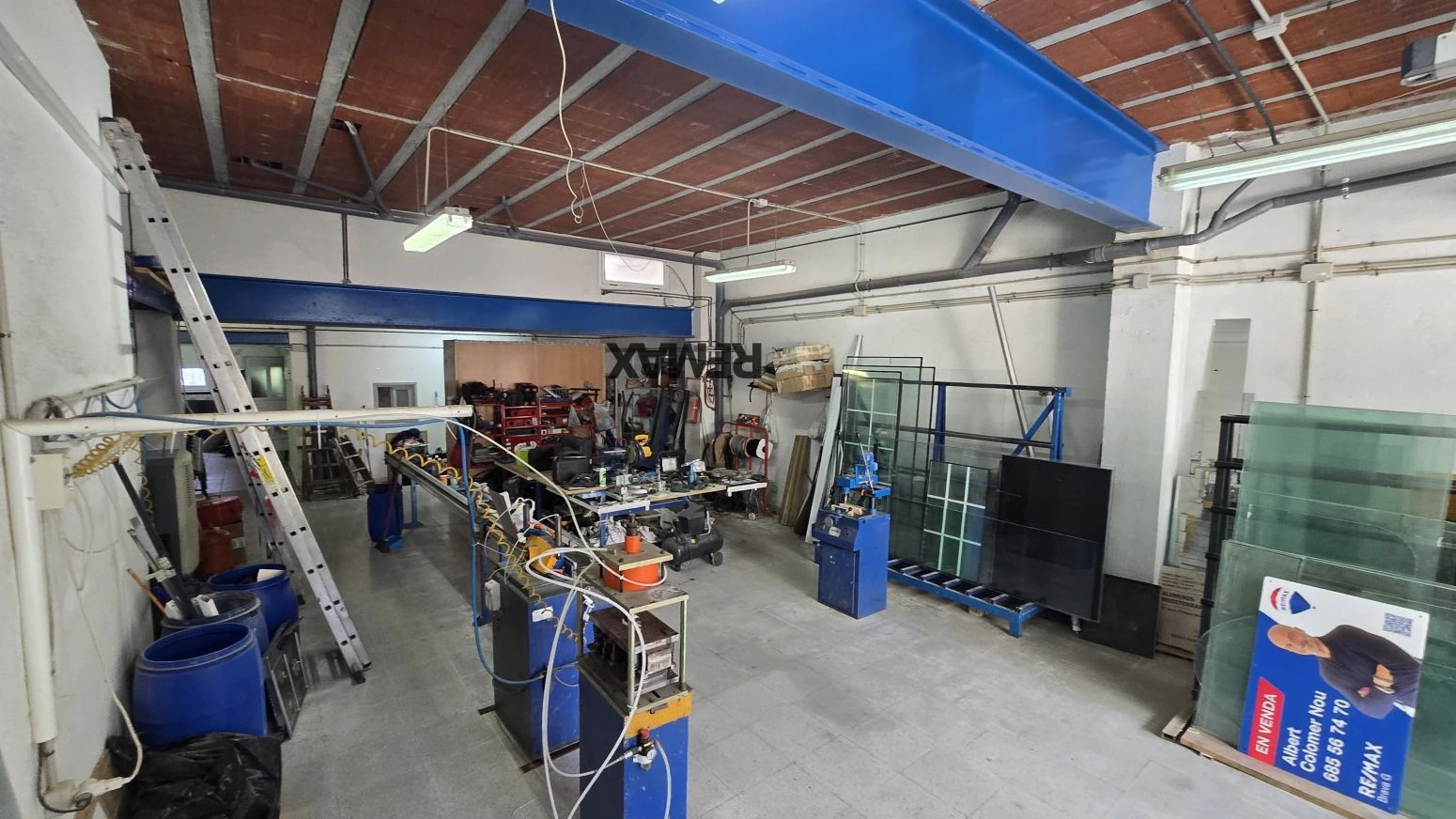Vive arriba, opera abajo: casa + taller con ascensor y terra