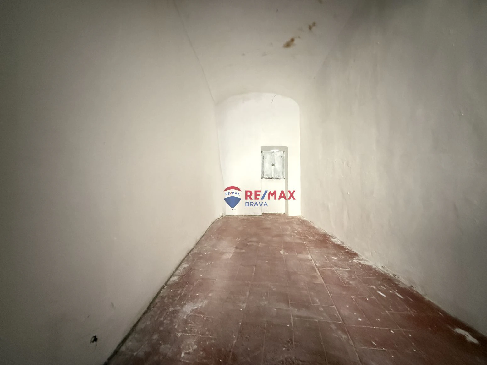 Oportunidad única en Besalú: edificio con local comercial