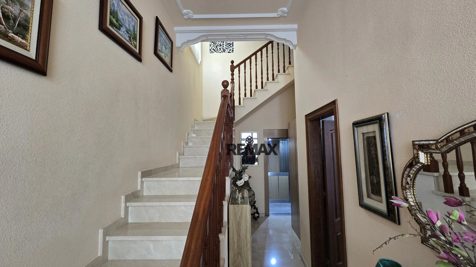 Vive arriba, opera abajo: casa + taller con ascensor y terra
