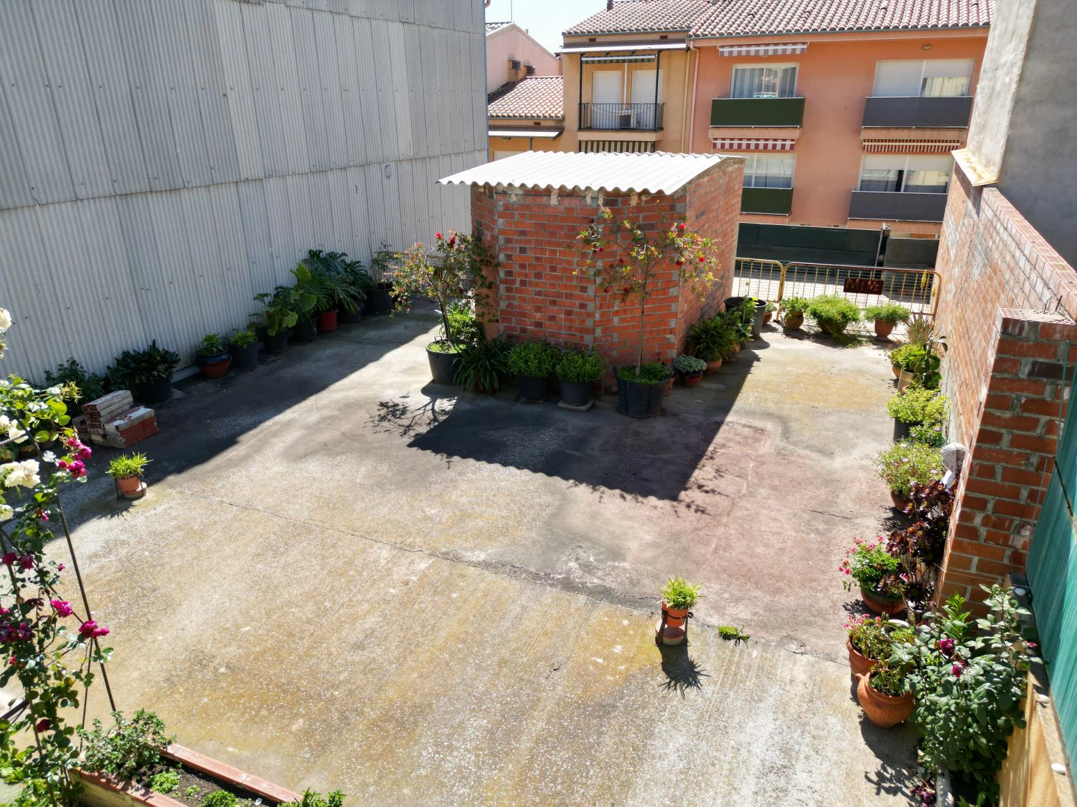 Terreno con dos garajes con posibilidad de realizar dos piso