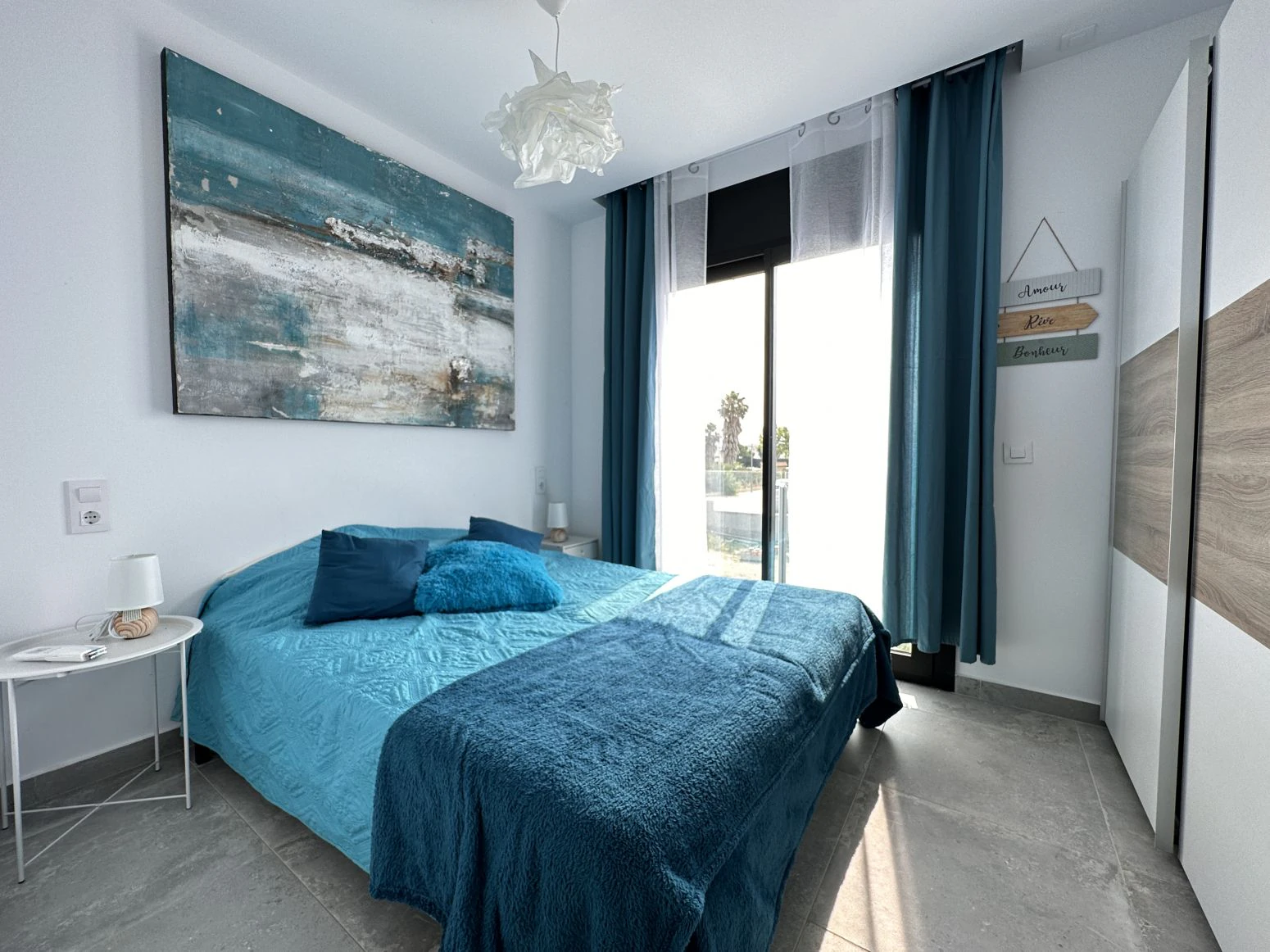 Bonita casa con piscina de obra nueva en sector Mestral de E
