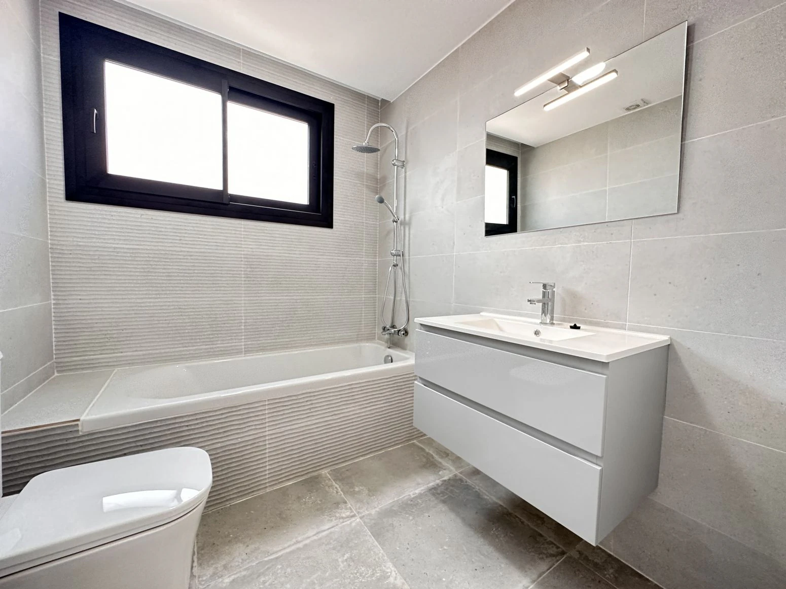 Bonita casa con piscina de obra nueva en sector Mestral de E
