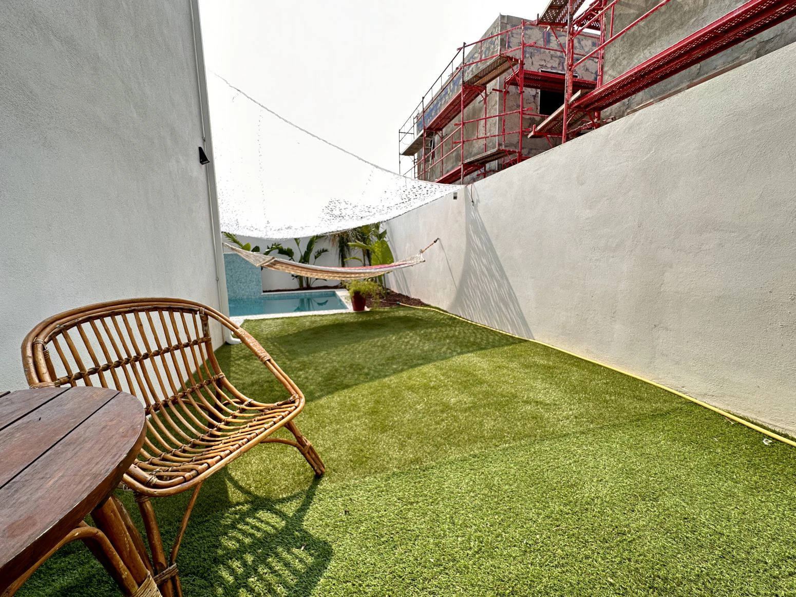 Bonita casa con piscina de obra nueva en sector Mestral de E