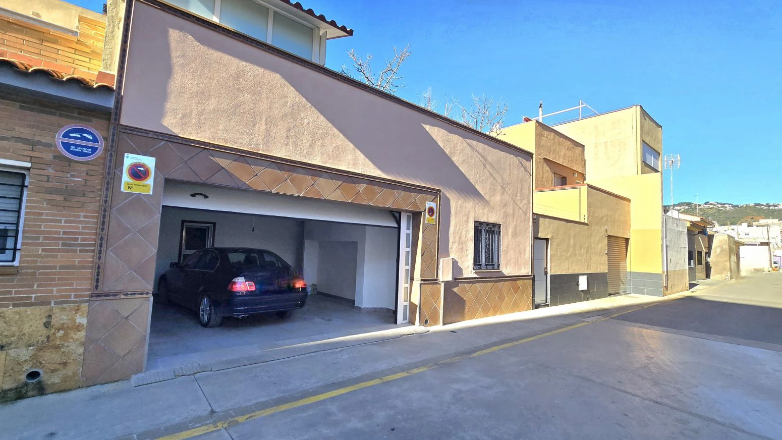 Vive arriba, opera abajo: casa + taller con ascensor y terra