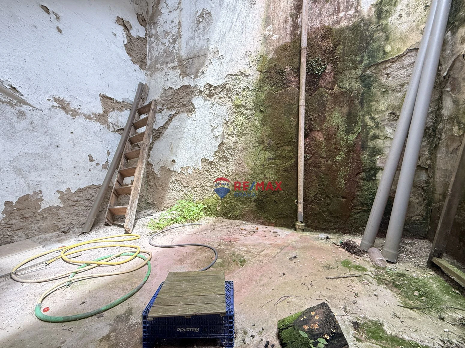 Oportunidad única en Besalú: edificio con local comercial