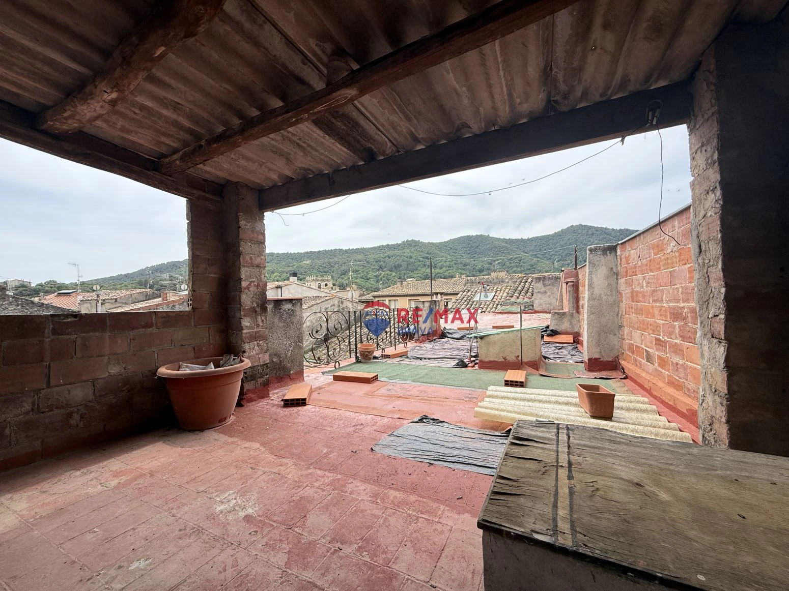 Oportunidad única en Besalú: edificio con local comercial