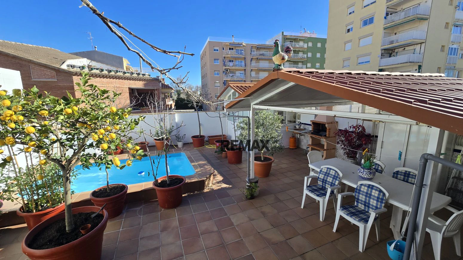 Vive arriba, opera abajo: casa + taller con ascensor y terra