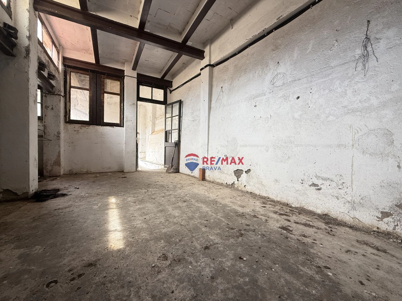 Oportunidad única en Besalú: edificio con local comercial