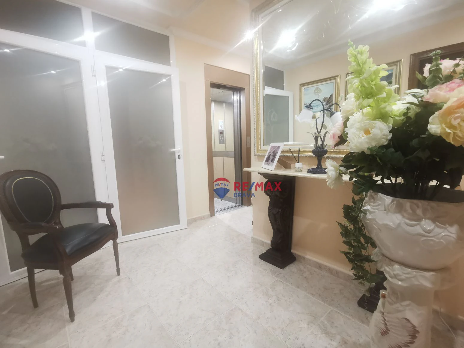 Vive arriba, opera abajo: casa + taller con ascensor y terra