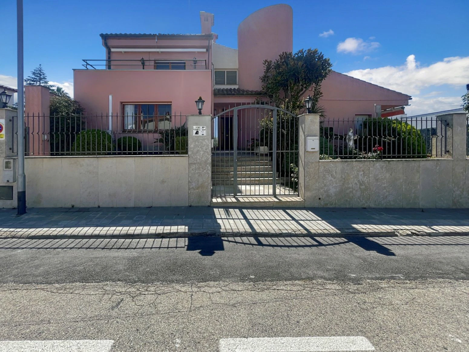 Villa de 4 habitaciones, ubicada en urbanización tranquila