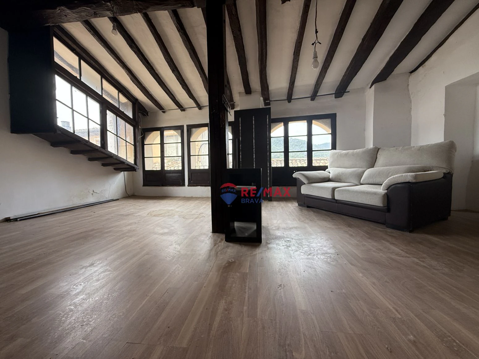 Oportunidad única en Besalú: edificio con local comercial