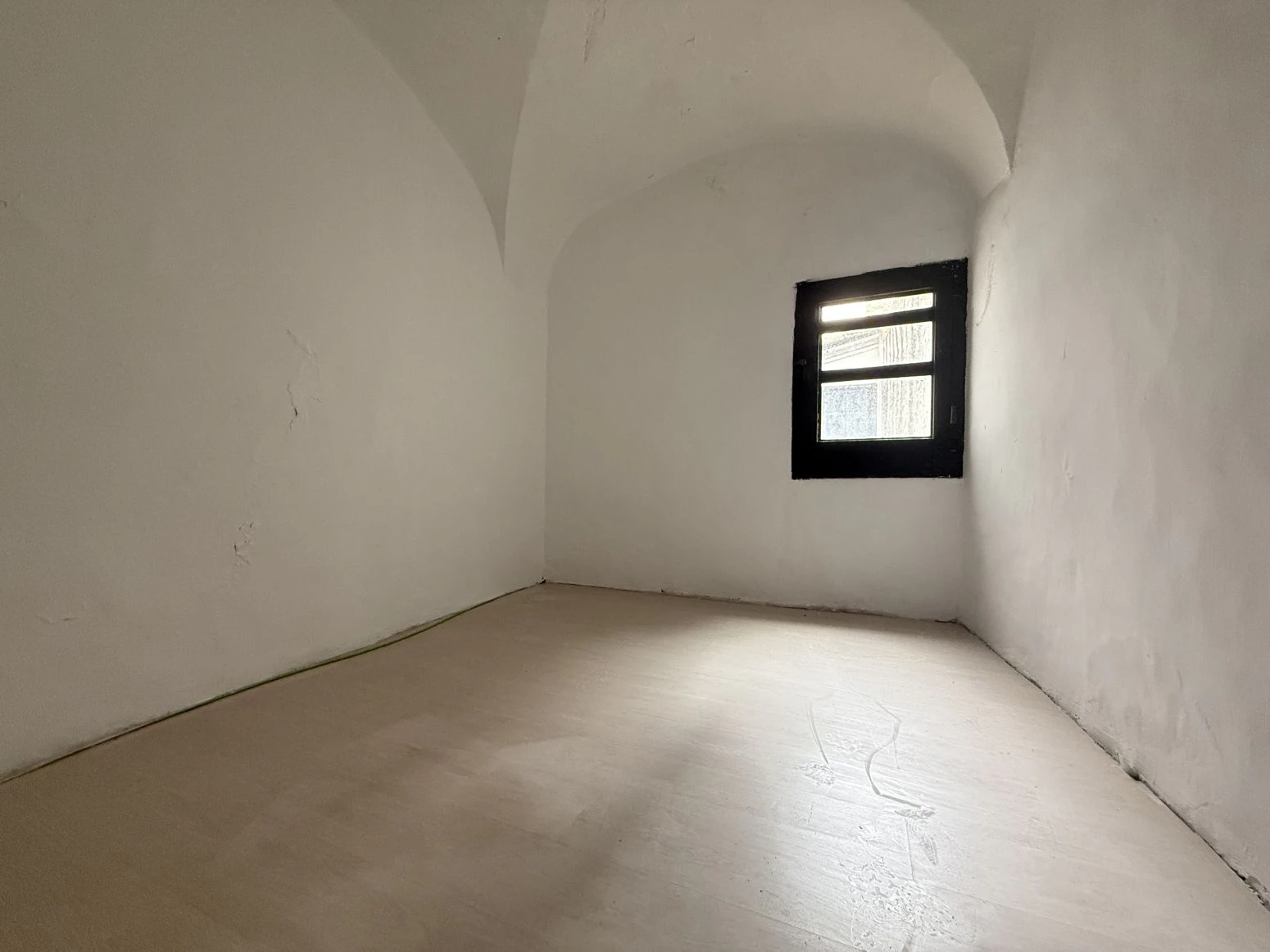 Oportunidad única en Besalú: edificio con local comercial