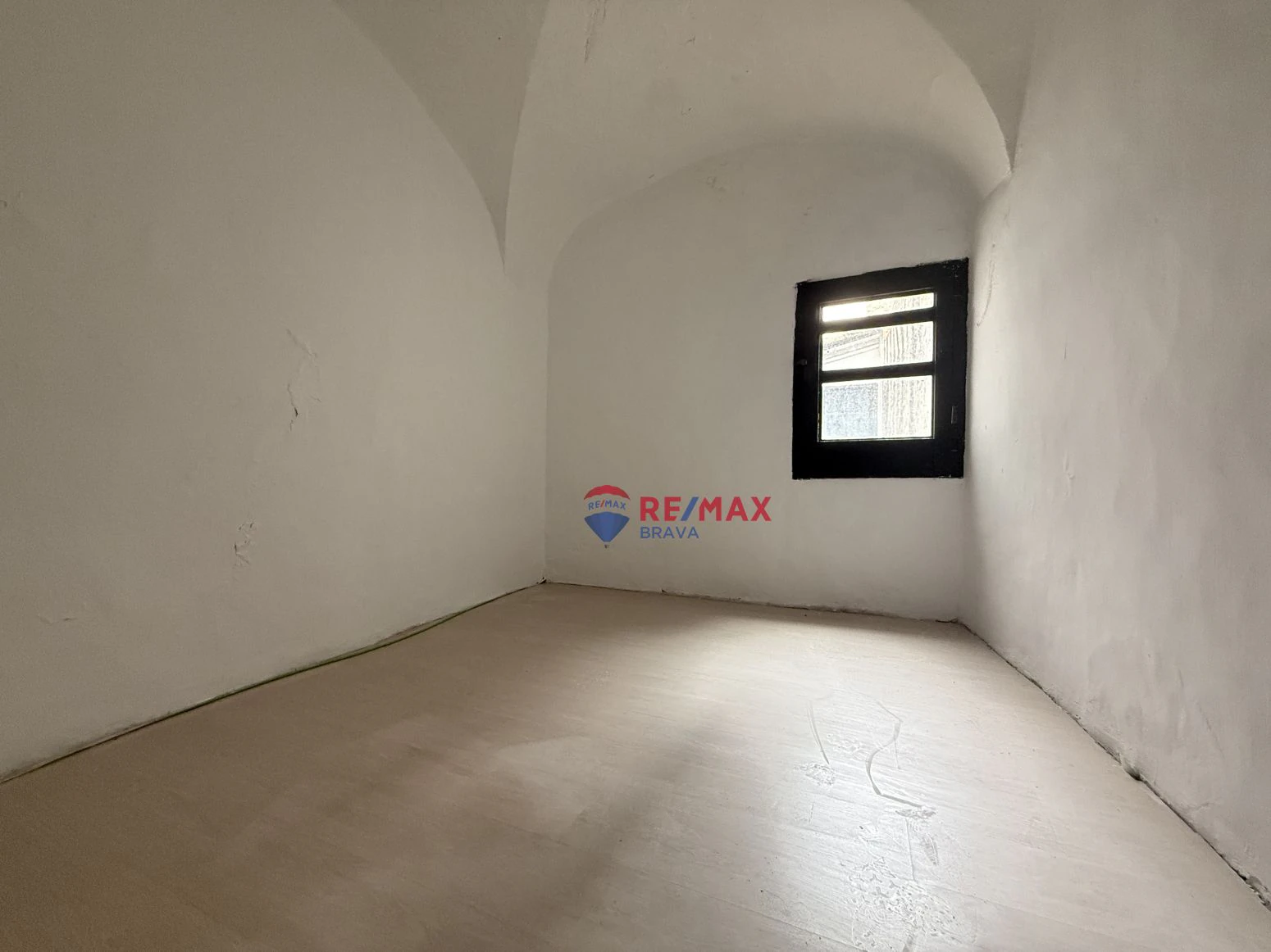 Oportunidad única en Besalú: edificio con local comercial