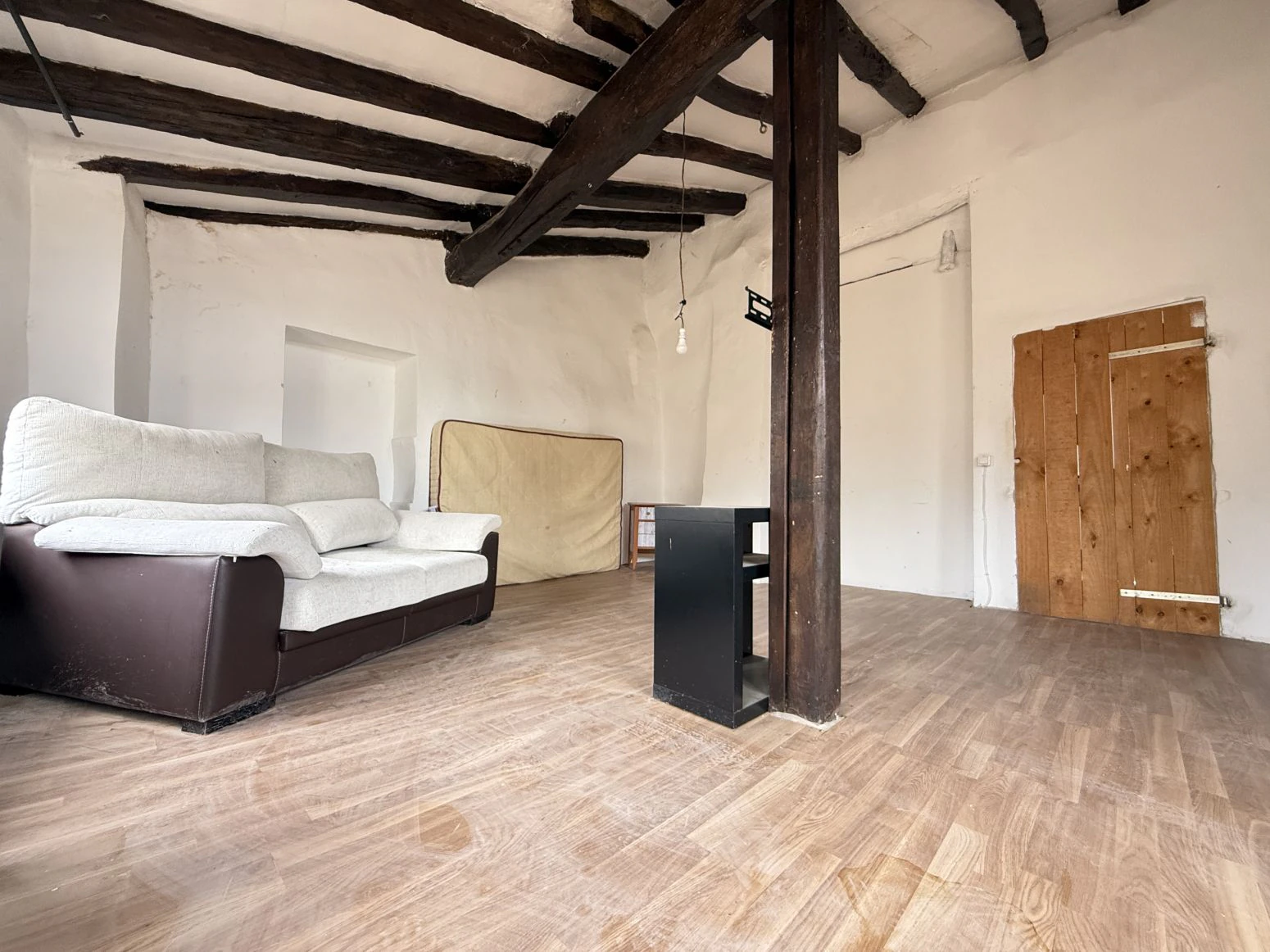 Oportunidad única en Besalú: edificio con local comercial