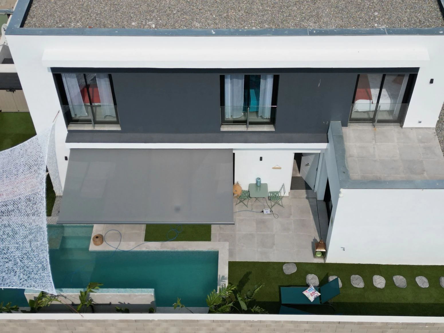 Bonita casa con piscina de obra nueva en sector Mestral de E