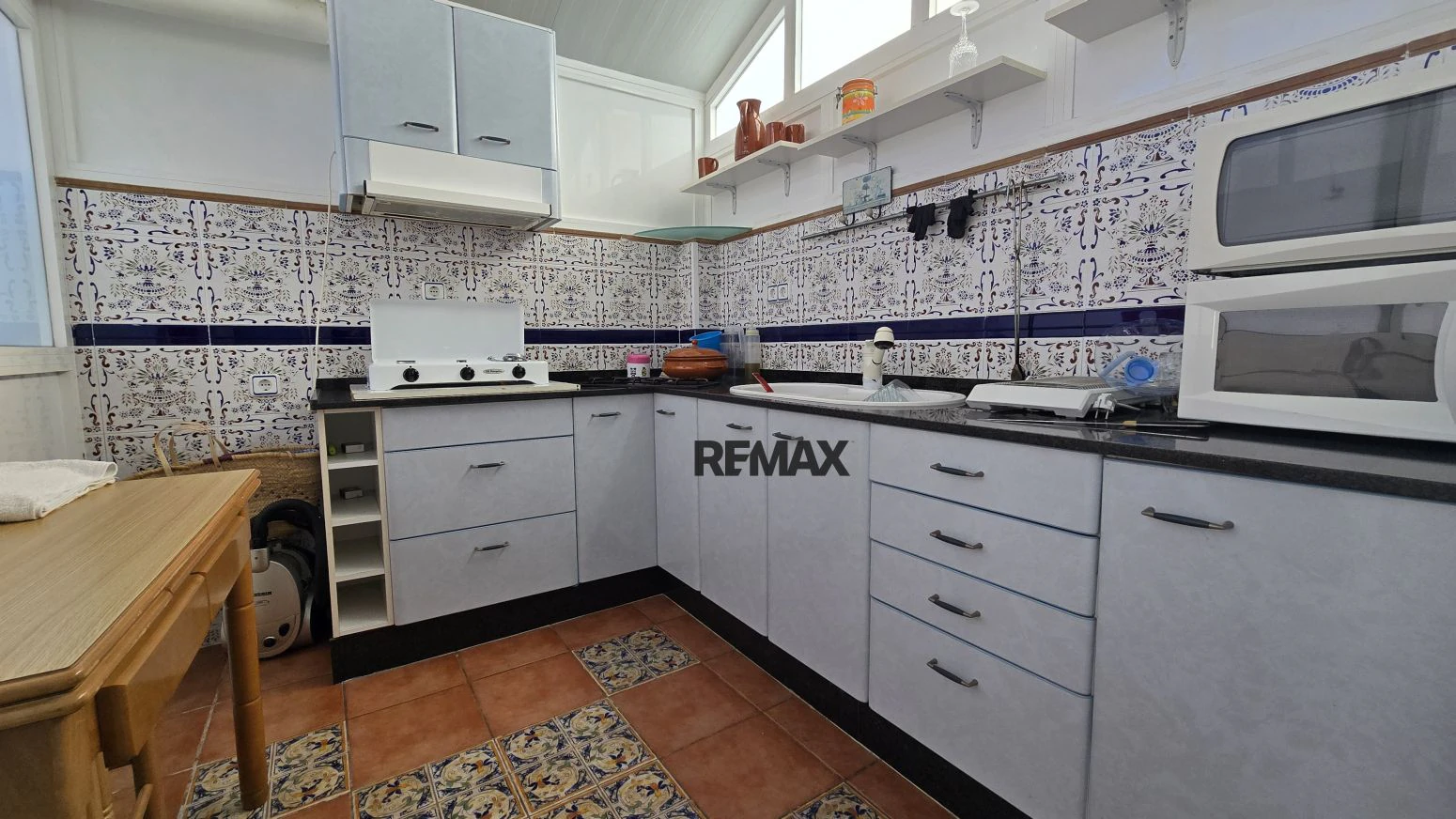 Vive arriba, opera abajo: casa + taller con ascensor y terra