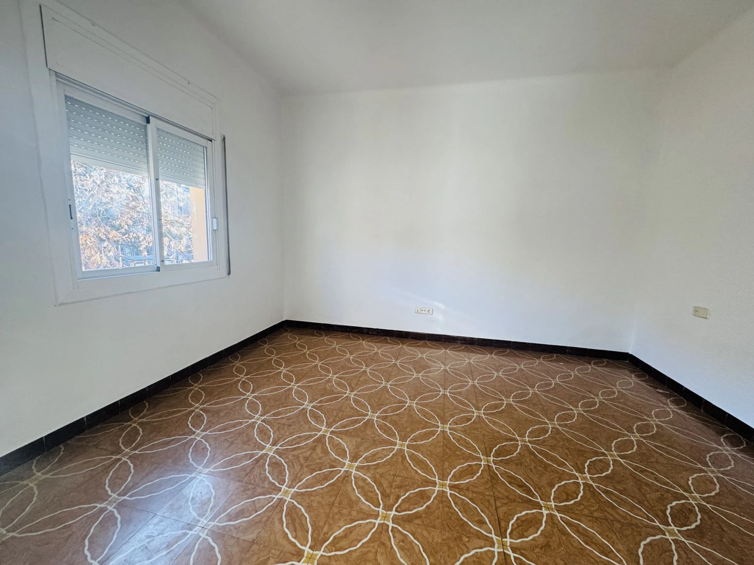 Casa con dos viviendas y taller mecánico en Salt, Girona
