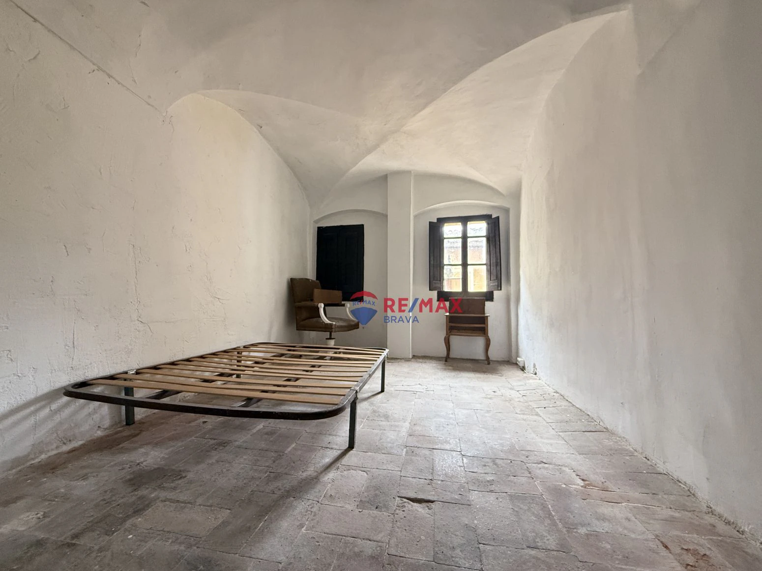 Oportunidad única en Besalú: edificio con local comercial