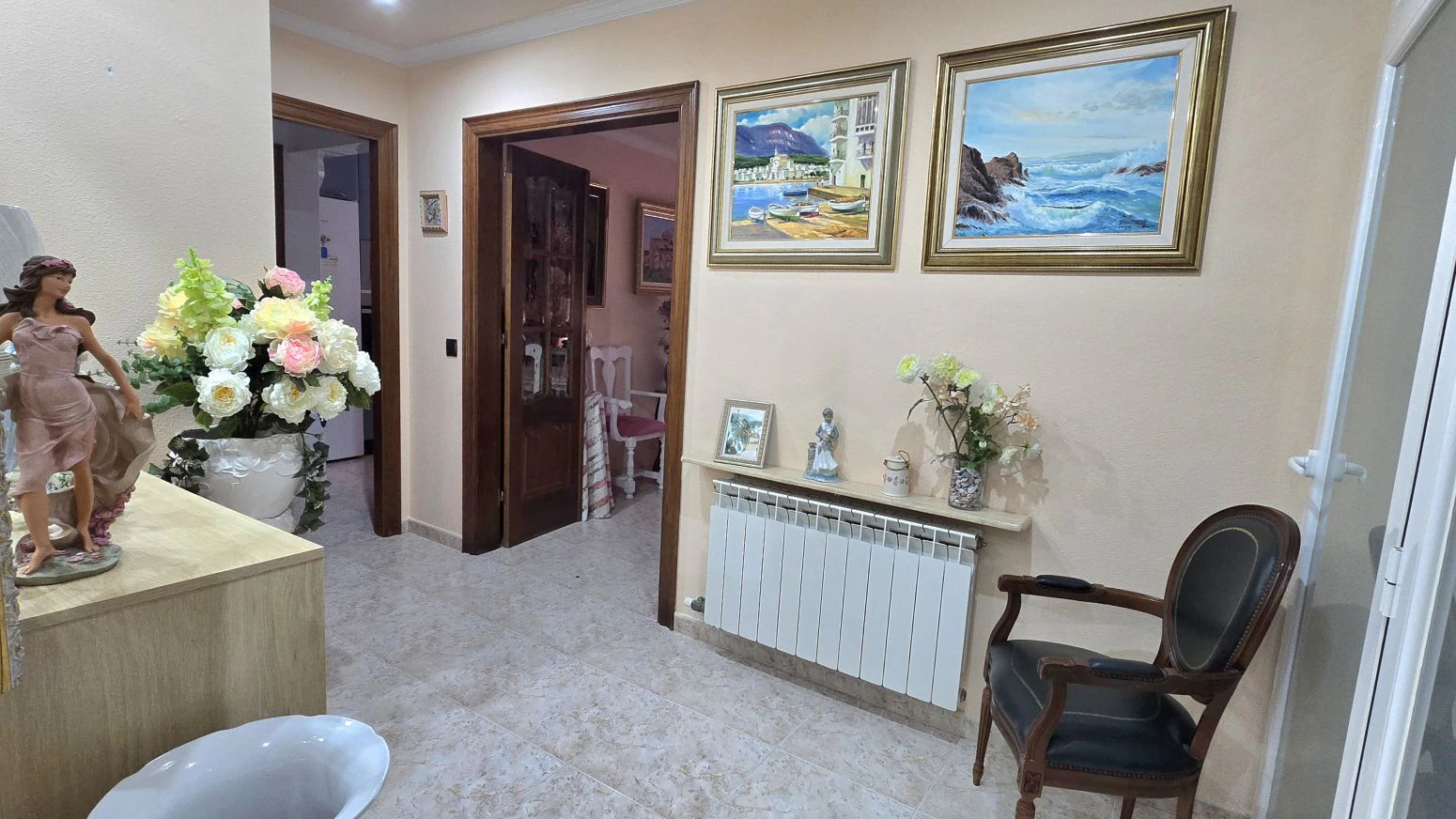 Vive arriba, opera abajo: casa + taller con ascensor y terra