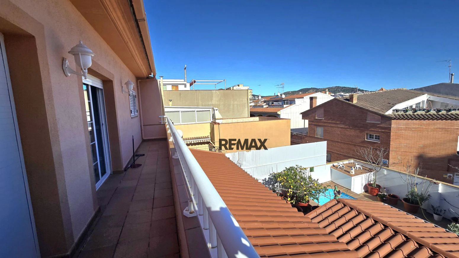 Vive arriba, opera abajo: casa + taller con ascensor y terra