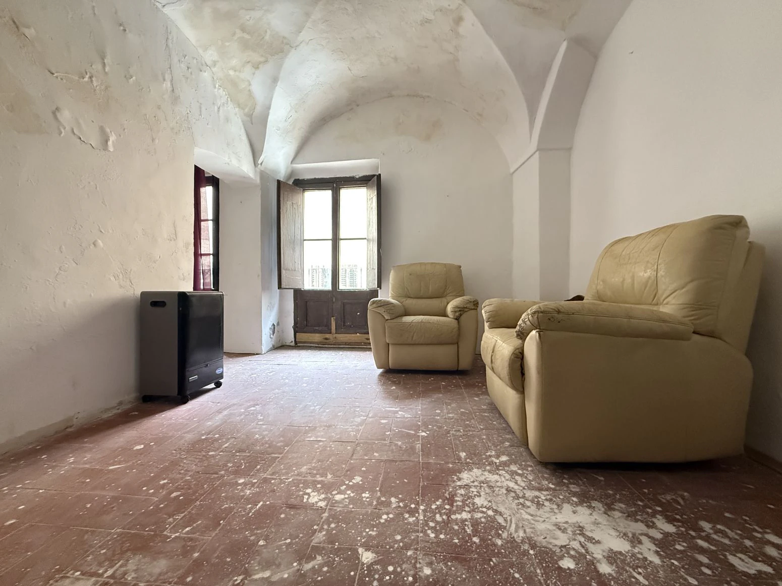 Oportunidad única en Besalú: edificio con local comercial
