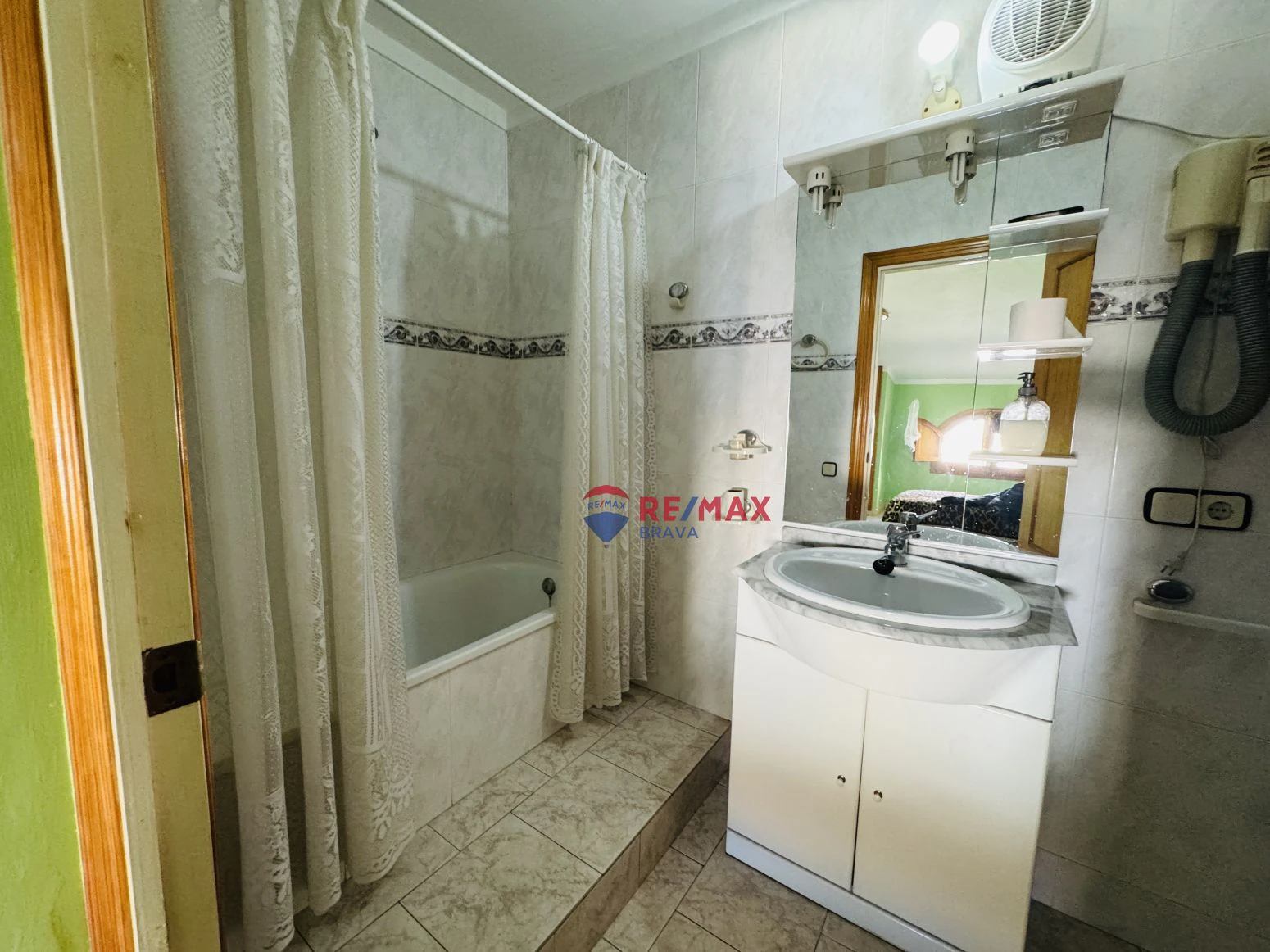 Casa pareada en venta en Amer ( Girona) ? Amplia, con jardí