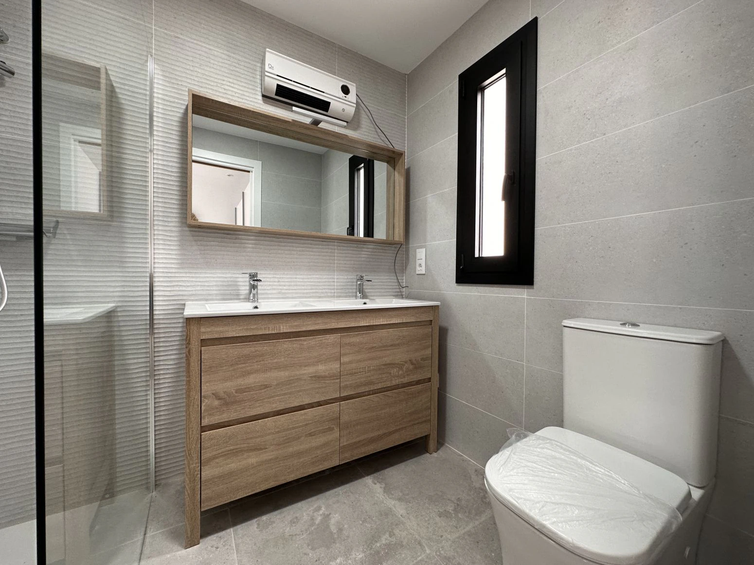 Bonita casa con piscina de obra nueva en sector Mestral de E