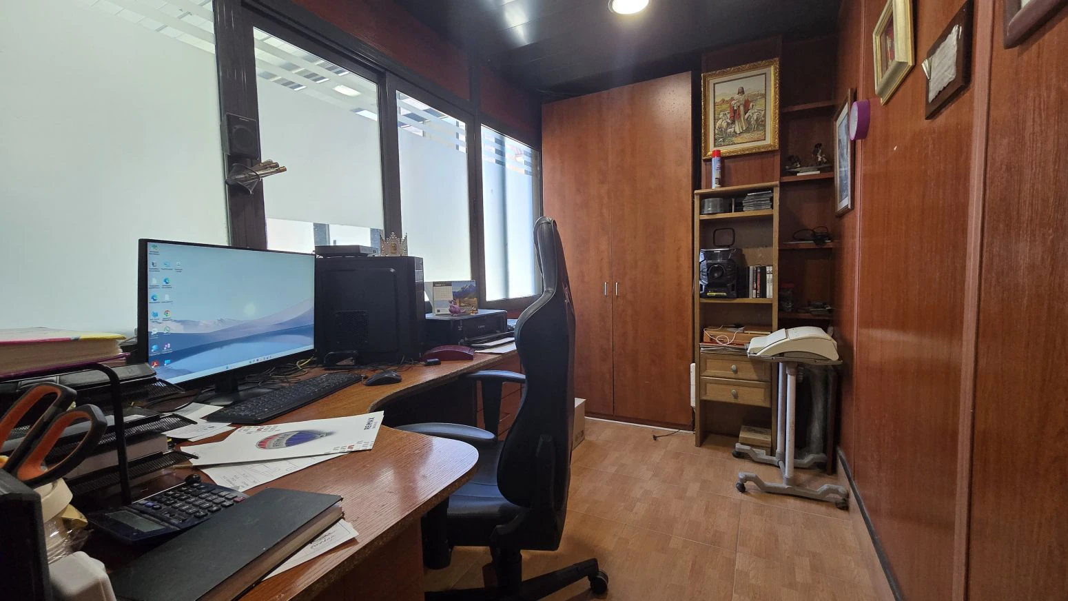 Vive arriba, opera abajo: casa + taller con ascensor y terra