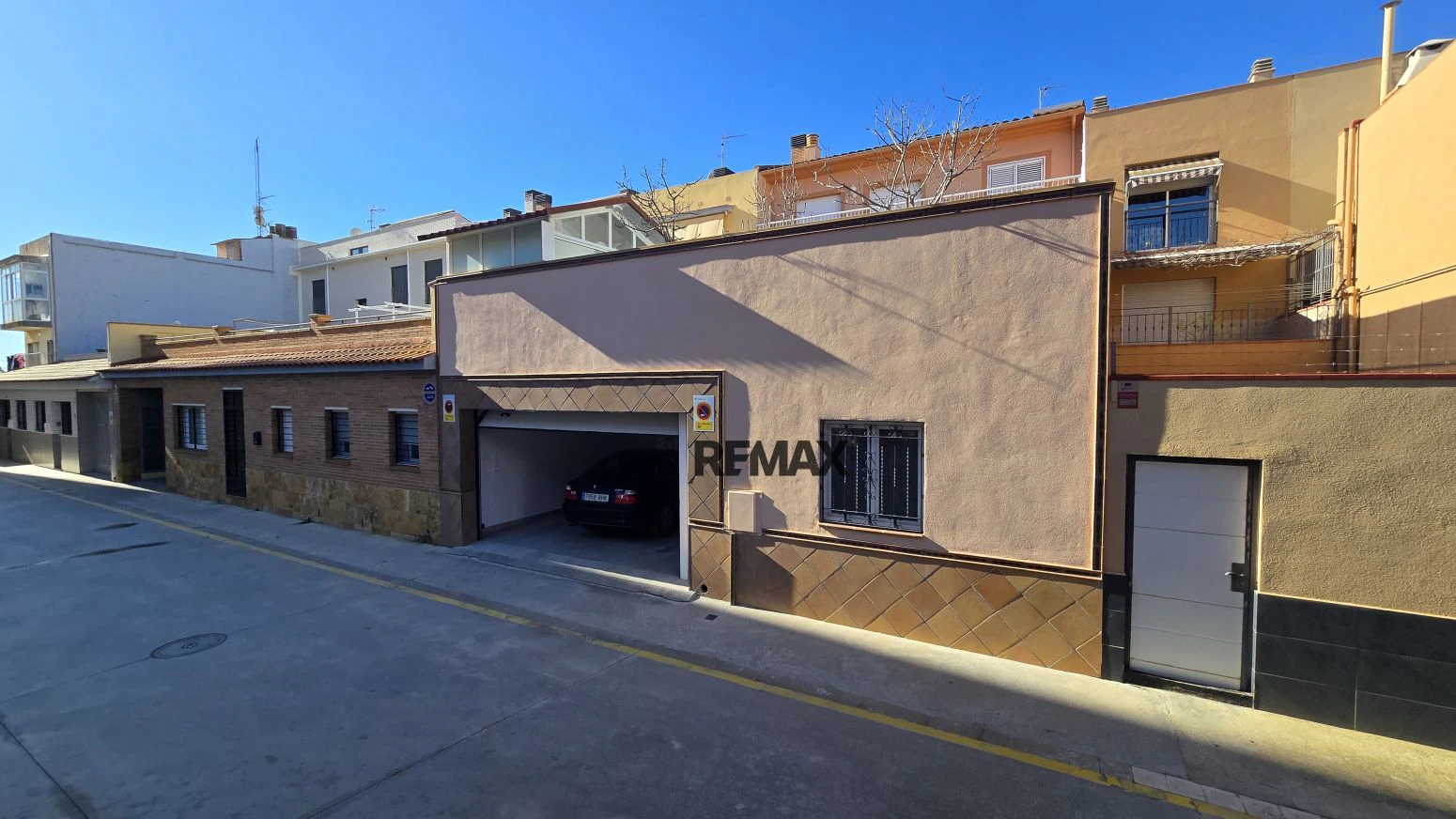 Vive arriba, opera abajo: casa + taller con ascensor y terra