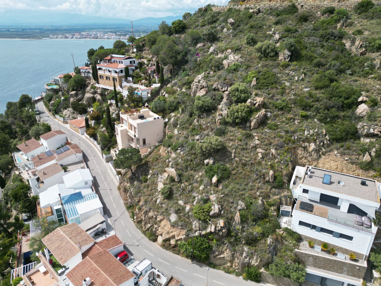 Terreno de 660m2 con vistas a la bahía de Roses