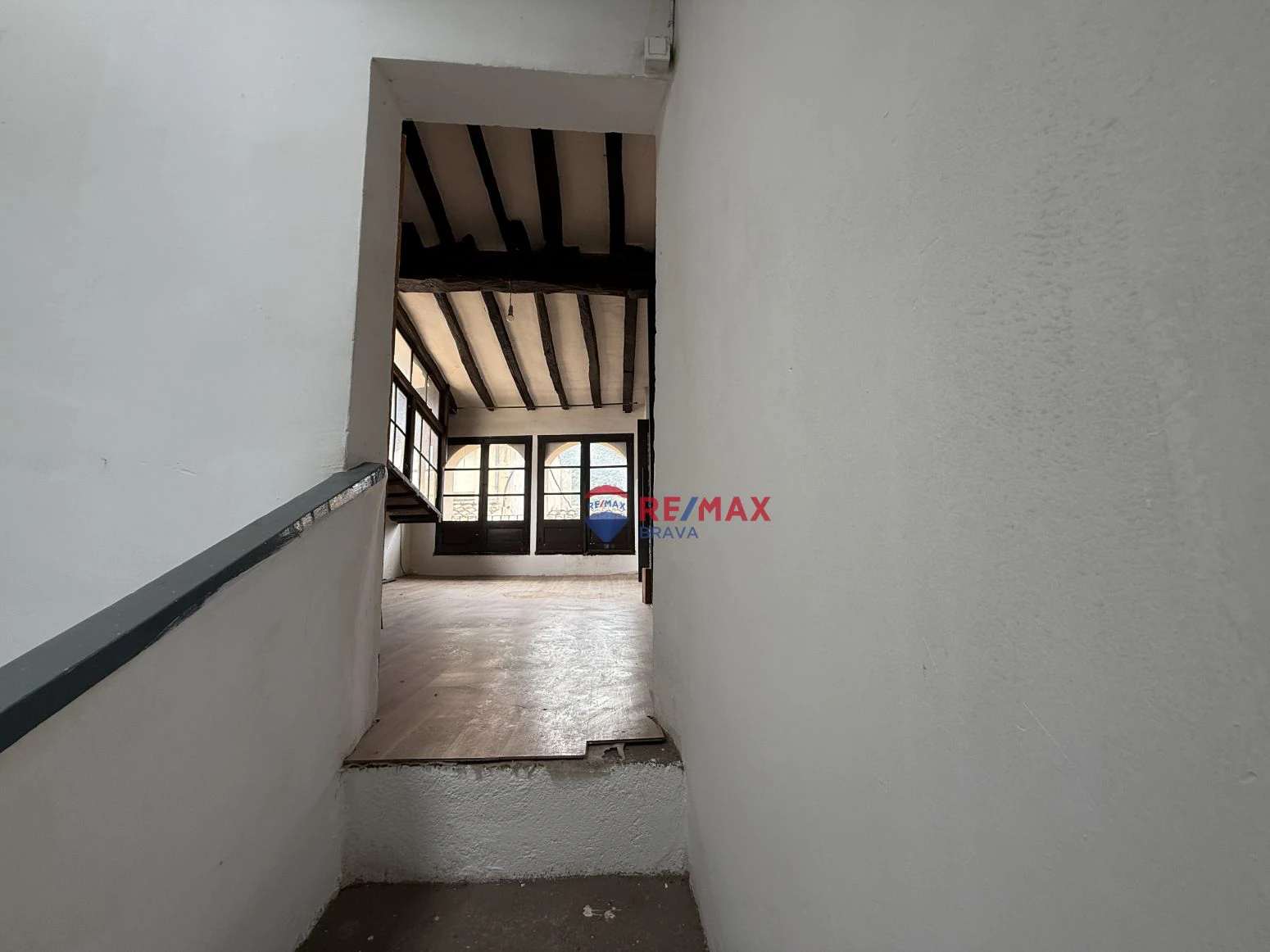 Oportunidad única en Besalú: edificio con local comercial