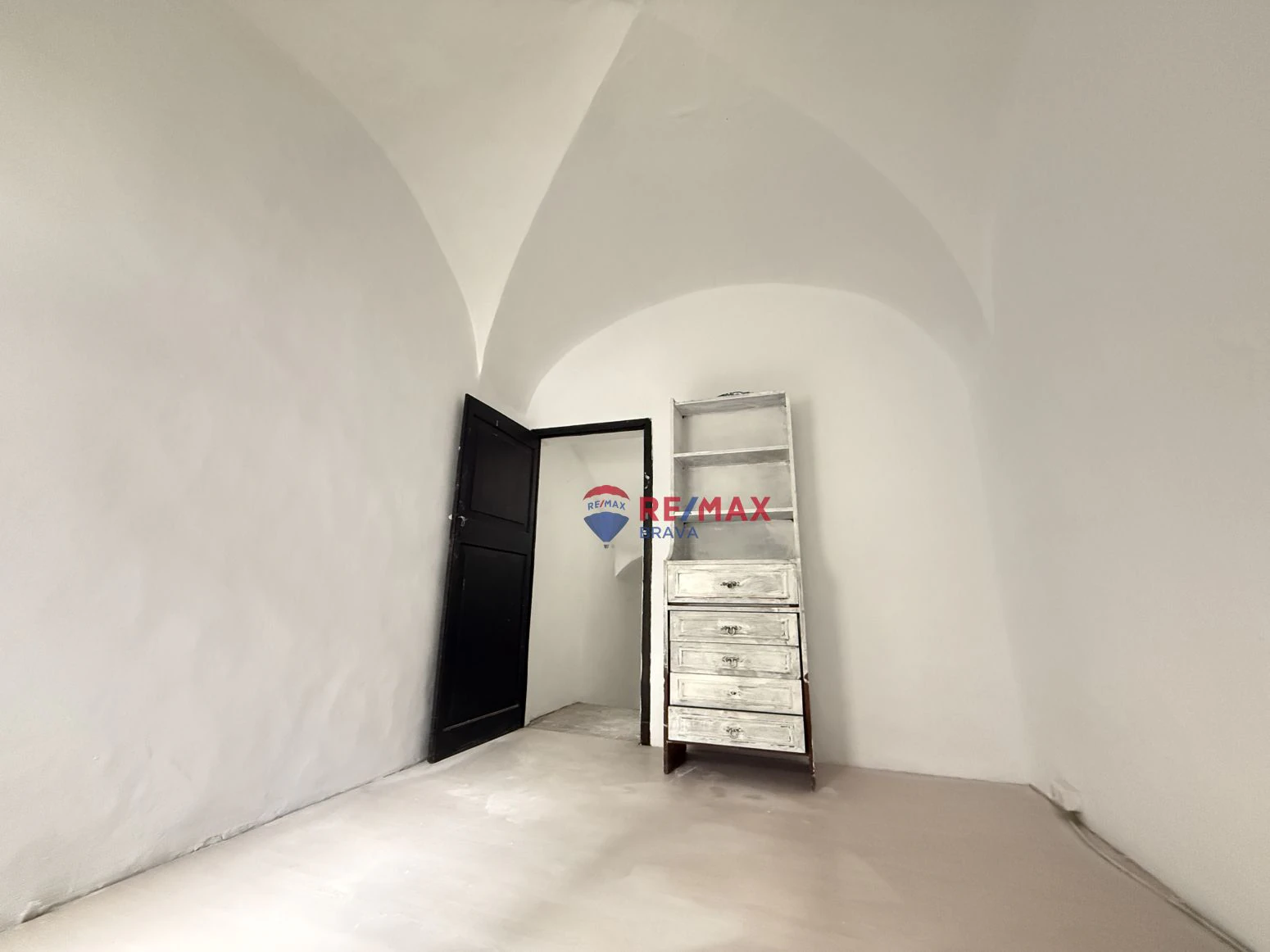 Oportunidad única en Besalú: edificio con local comercial