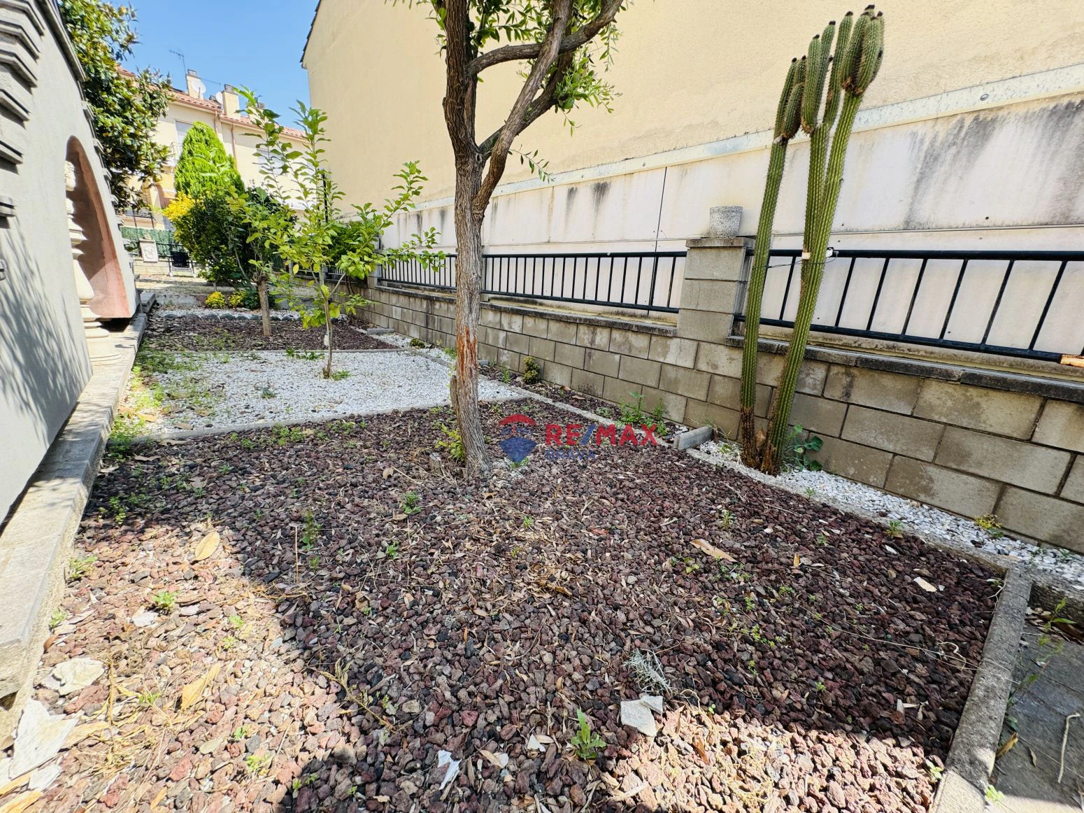 Casa pareada en venta en Amer ( Girona) ? Amplia, con jardí