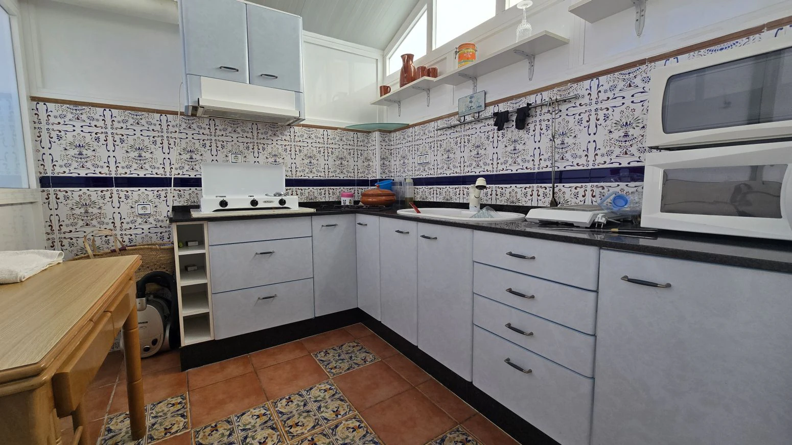 Vive arriba, opera abajo: casa + taller con ascensor y terra