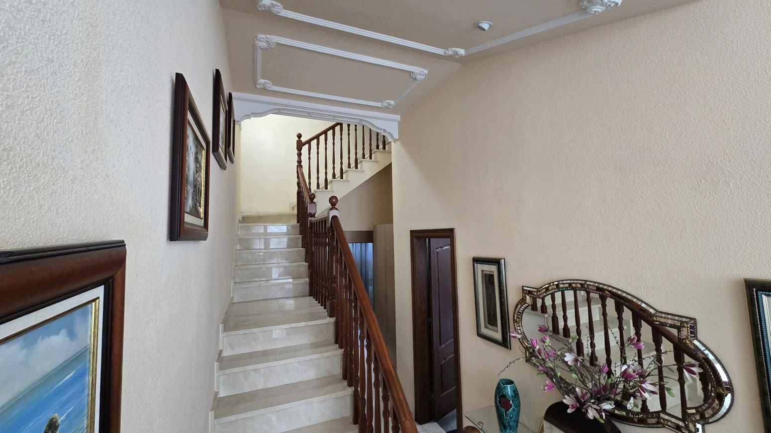 Vive arriba, opera abajo: casa + taller con ascensor y terra