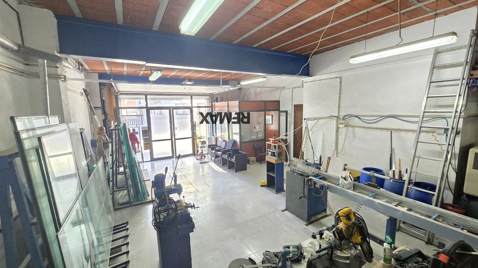 Vive arriba, opera abajo: casa + taller con ascensor y terra