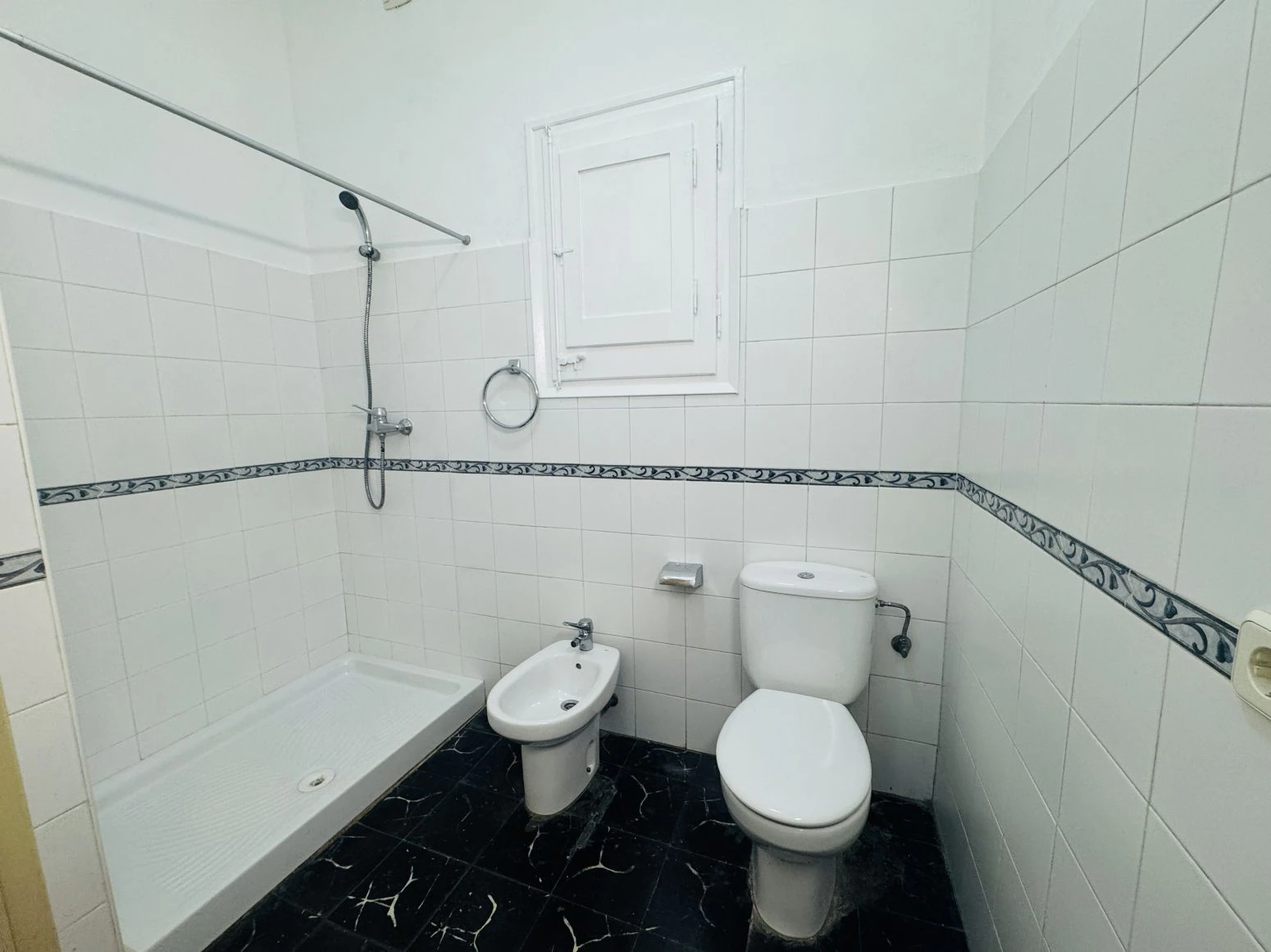 Casa con dos viviendas y taller mecánico en Salt, Girona