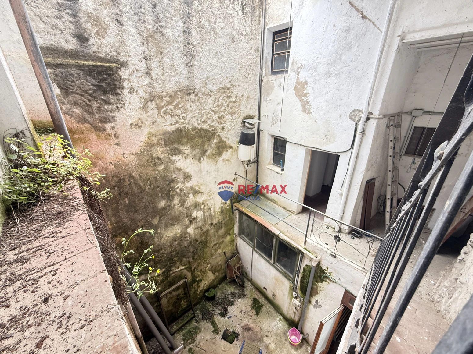 Oportunidad única en Besalú: edificio con local comercial
