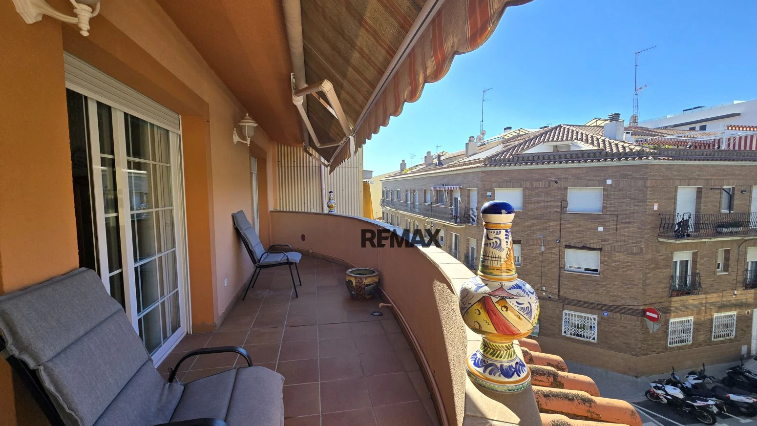 Vive arriba, opera abajo: casa + taller con ascensor y terra