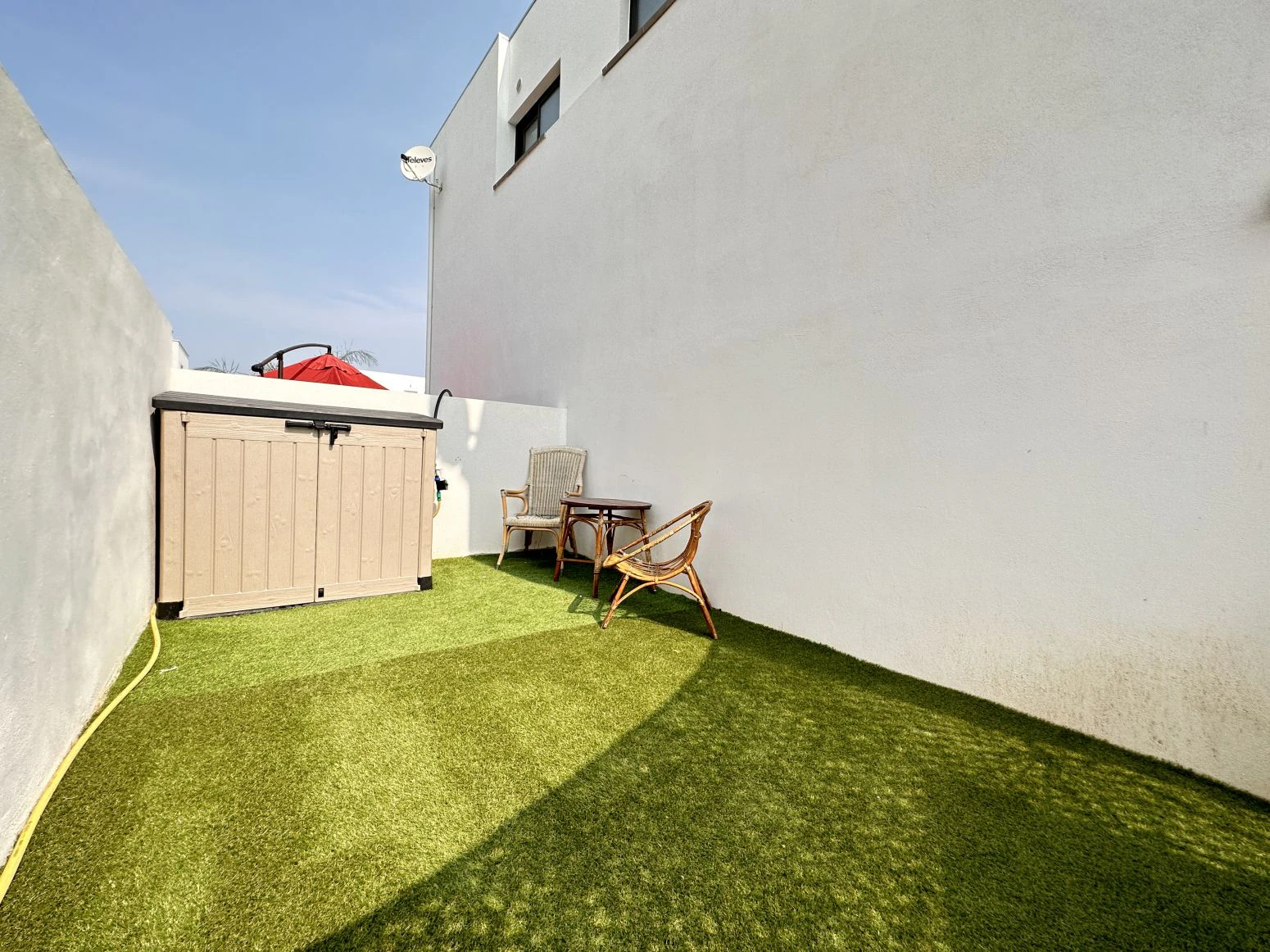 Bonita casa con piscina de obra nueva en sector Mestral de E