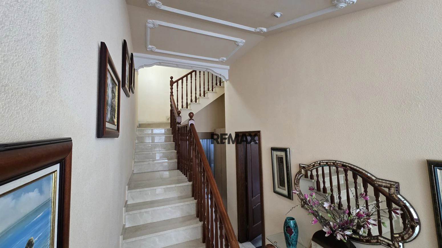 Vive arriba, opera abajo: casa + taller con ascensor y terra