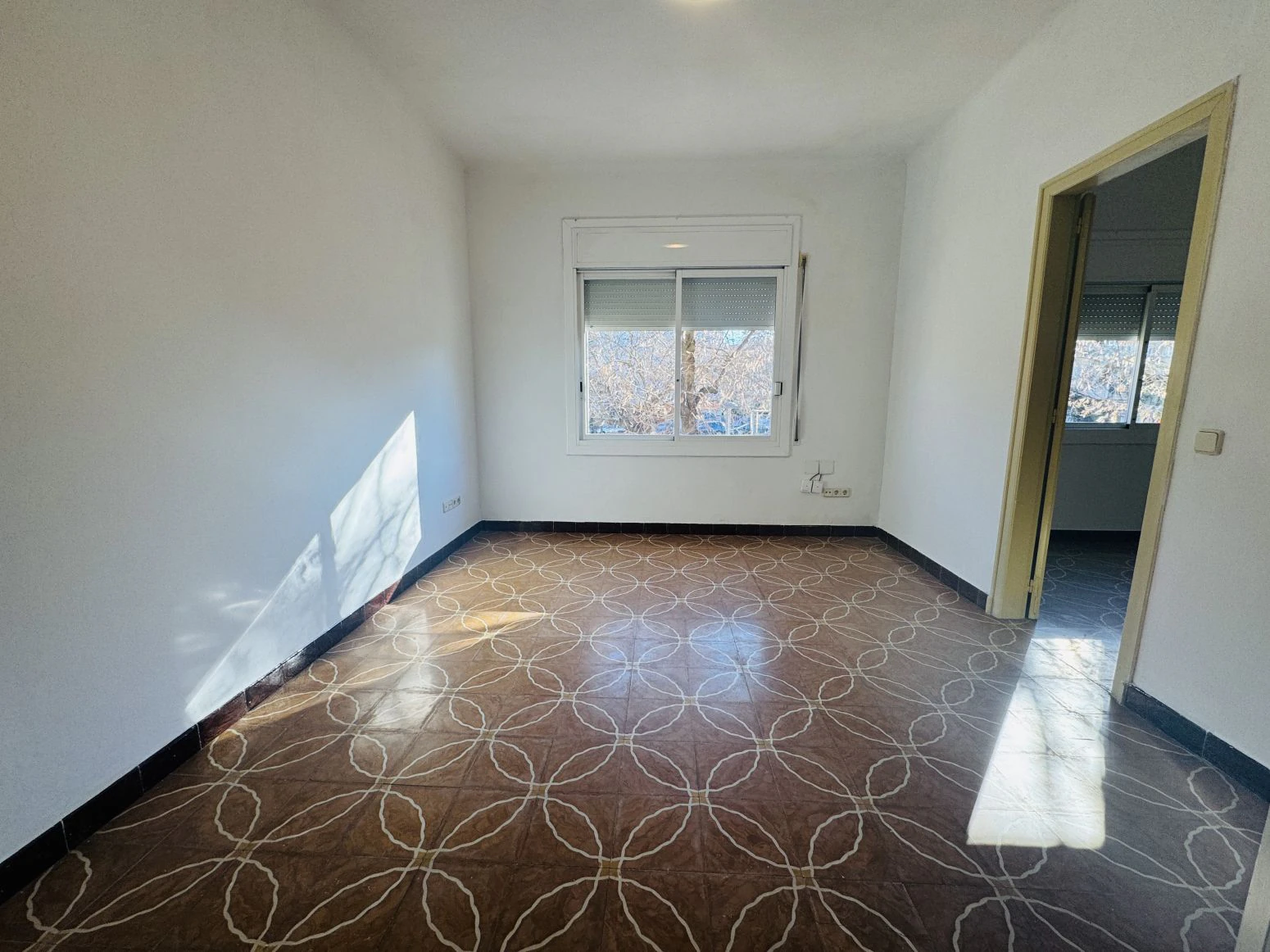 Casa con dos viviendas y taller mecánico en Salt, Girona