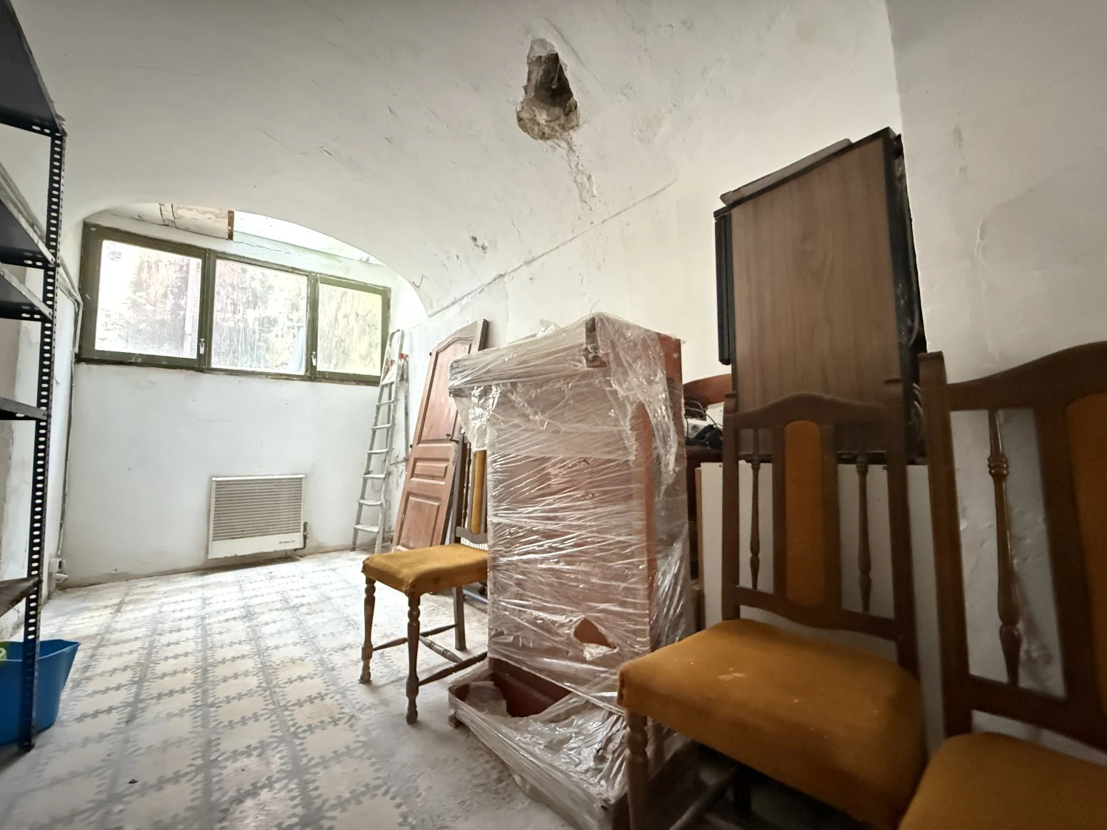 Oportunidad única en Besalú: edificio con local comercial