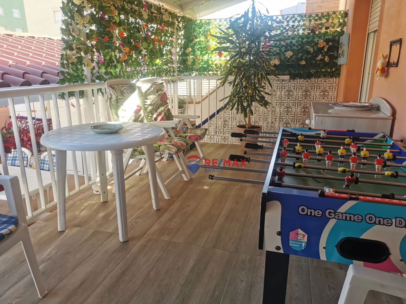 Vive arriba, opera abajo: casa + taller con ascensor y terra