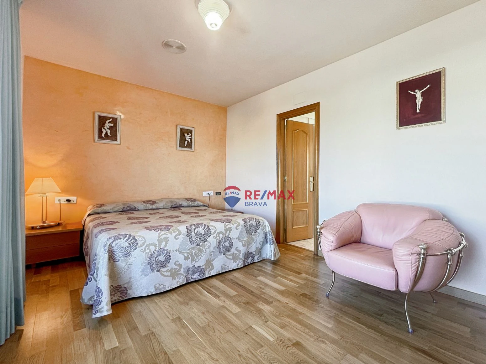 Villa de 4 habitaciones, ubicada en urbanización tranquila